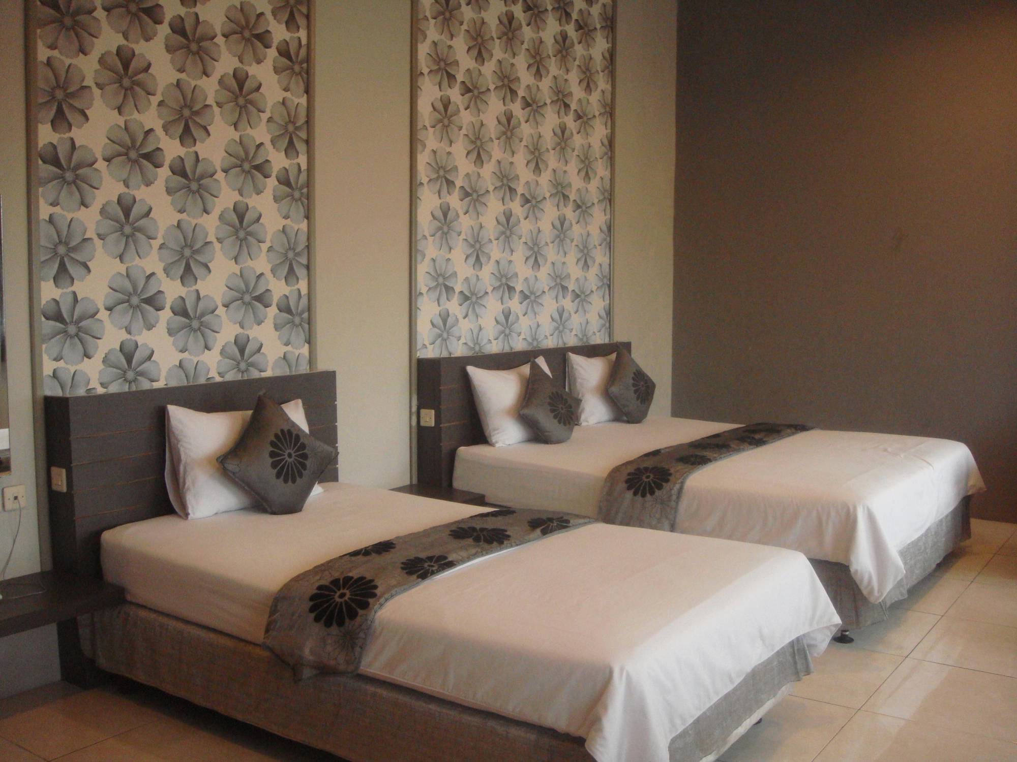 בנדונג Marciella Hotel מראה חיצוני תמונה
