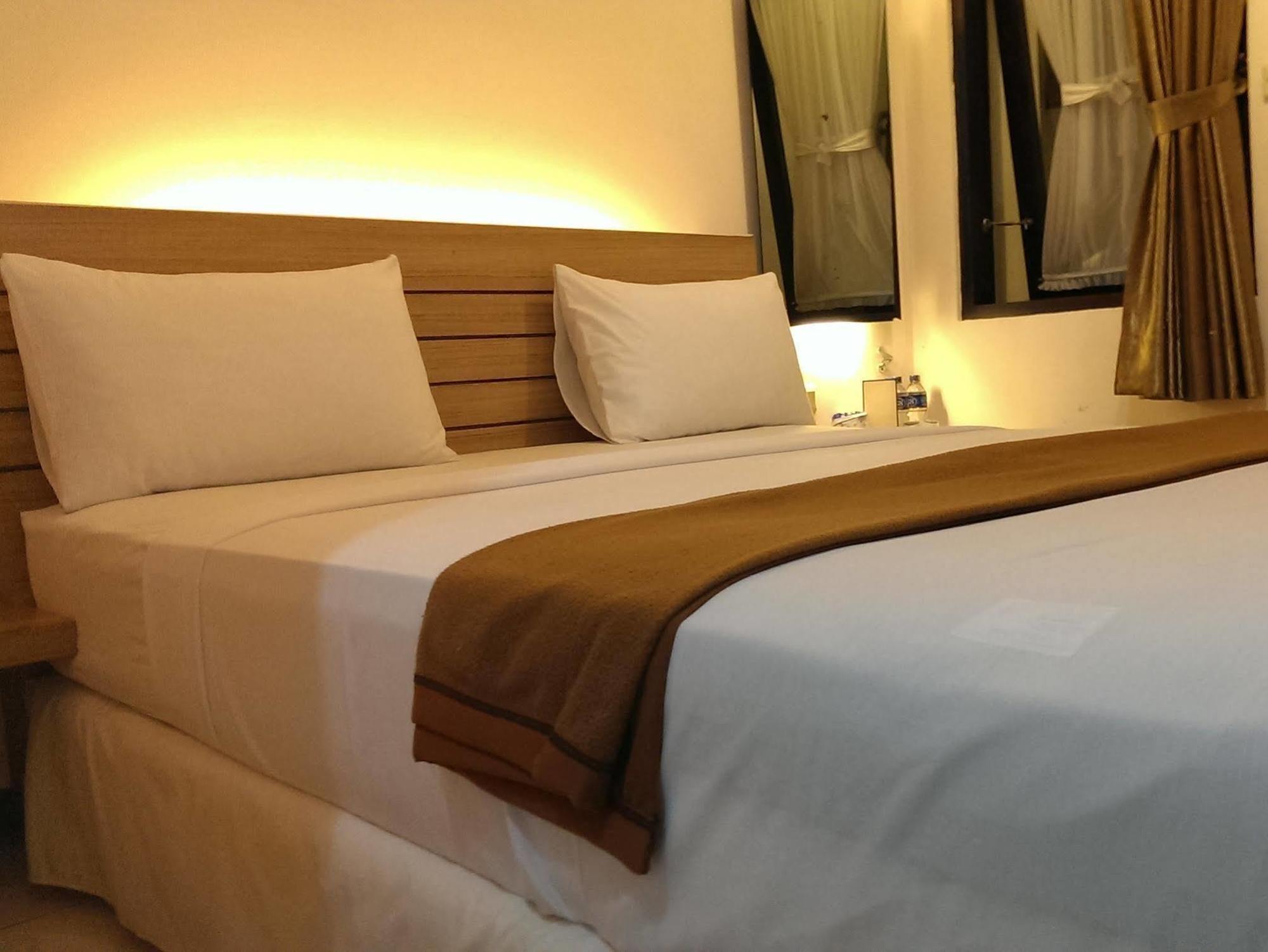 בנדונג Marciella Hotel מראה חיצוני תמונה